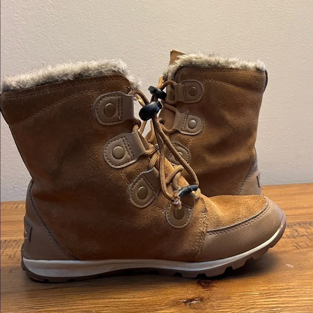 Sorel Girls Tan WaterProof Winter Boots with Fur Trim Size 4  NWOT